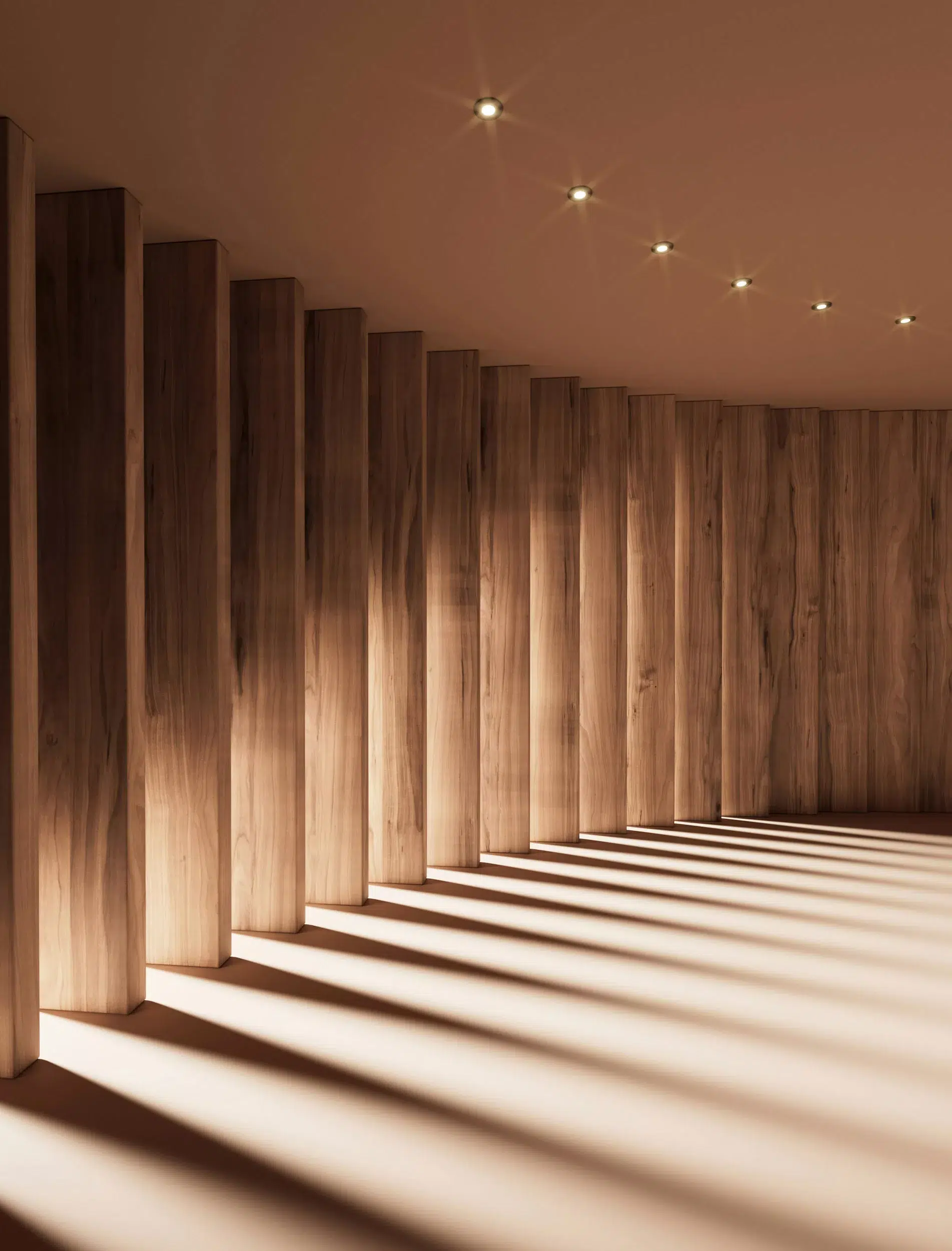 Vertikale Holzpaneele säumen eine Wand und werfen lange Schatten auf den Boden. Die warme Beleuchtung von oben schafft in dem minimalistischen Raum eine ruhige und moderne Atmosphäre.
